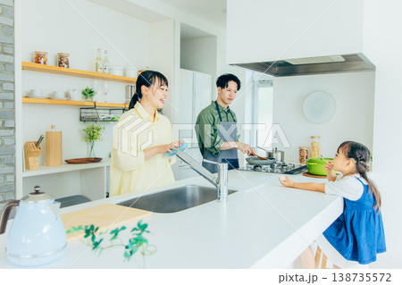 キッチンで料理する家族 138735572