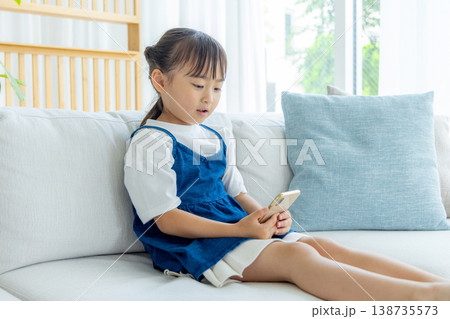 スマホを使う幼児 スマホを使う幼児 138735573