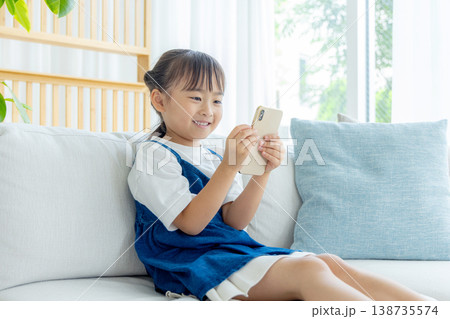 スマホを使う幼児 138735574