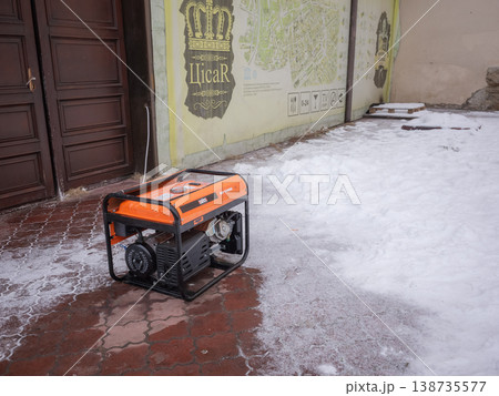 【ウクライナ】西部リヴィウ旧市街の街角の積雪の石畳の上に置かれたジェネレーター 【ウクライナ】西部リヴィウ旧市街の街角の積雪の石畳の上に置かれたジェネレーター 138735577