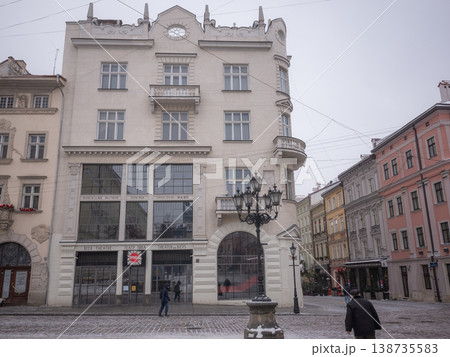 【ウクライナ】西部リヴィウの市役所前広場に建つ歴史的な建物 138735583