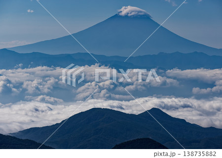 奥秩父・朝日岳から見る雲上の富士山 138735882