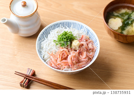 生桜えびと釜揚げしらすの二色丼 生桜えびと釜揚げしらすの二色丼 138735931