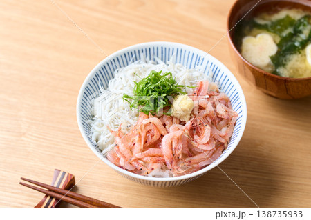生桜えびと釜揚げしらすの二色丼 生桜えびと釜揚げしらすの二色丼 138735933