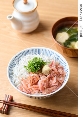 生桜えびと釜揚げしらすの二色丼 138735936