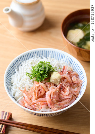 生桜えびと釜揚げしらすの二色丼 生桜えびと釜揚げしらすの二色丼 138735937