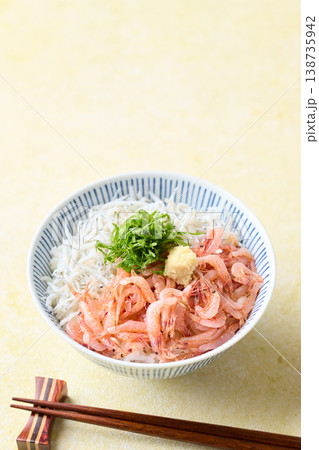 生桜えびと釜揚げしらすの二色丼 生桜えびと釜揚げしらすの二色丼 138735942