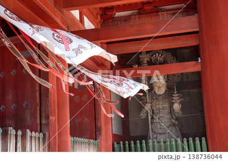 風に揺れる東大寺中門の几帳 138736044