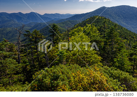 初秋の奥秩父・朝日岳から見る国師岳と甲武信岳 138736080