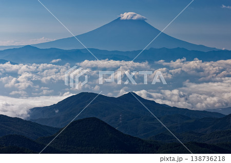奥秩父・朝日岳から見る雲上の富士山 138736218