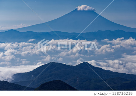 奥秩父・朝日岳から見る雲上の富士山 138736219