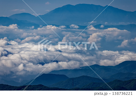奥秩父・朝日岳から見る雲海と毛無山 138736221