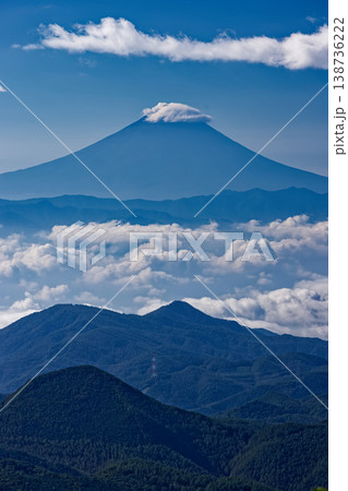 奥秩父・朝日岳から見る雲上の富士山 奥秩父・朝日岳から見る雲上の富士山 138736222