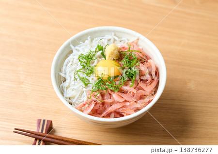 生桜えびと釜揚げしらすの二色丼　生卵のせ 138736277