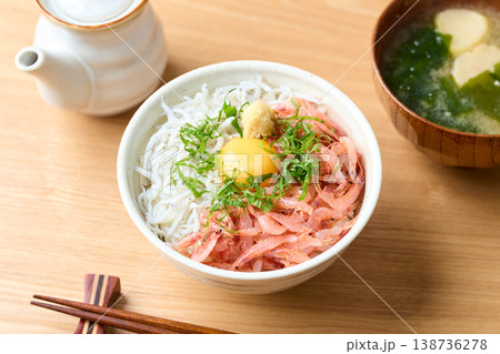 生桜えびと釜揚げしらすの二色丼 生卵のせ 生桜えびと釜揚げしらすの二色丼 生卵のせ 138736278