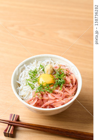 生桜えびと釜揚げしらすの二色丼 生卵のせ 生桜えびと釜揚げしらすの二色丼 生卵のせ 138736282