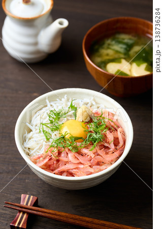 生桜えびと釜揚げしらすの二色丼　生卵のせ 138736284