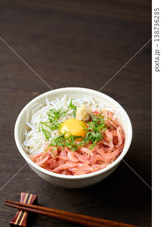 生桜えびと釜揚げしらすの二色丼　生卵のせ 138736285