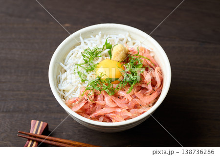 生桜えびと釜揚げしらすの二色丼 生卵のせ 生桜えびと釜揚げしらすの二色丼 生卵のせ 138736286