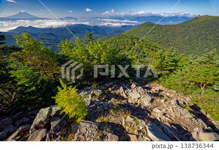奥秩父・朝日岳から見る富士山と金峰山 138736344
