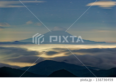 奥秩父・朝日岳から見る富士山の夜景 138736459