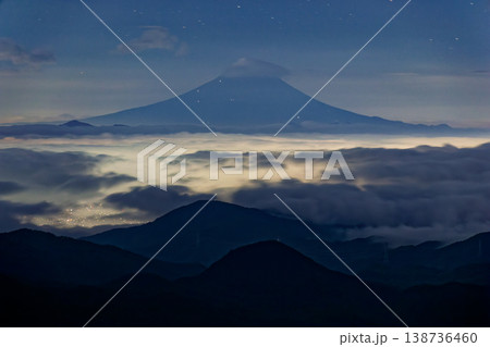 奥秩父・朝日岳から見る富士山の夜景 奥秩父・朝日岳から見る富士山の夜景 138736460