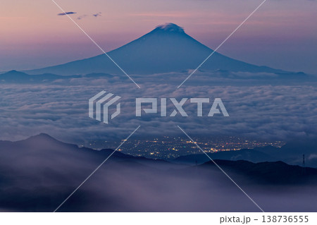 奥秩父・金峰山から見る黎明の富士山 奥秩父・金峰山から見る黎明の富士山 138736555