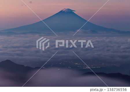 奥秩父・金峰山から見る黎明の富士山 奥秩父・金峰山から見る黎明の富士山 138736556