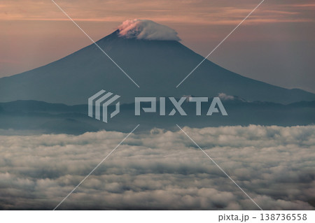 奥秩父・金峰山から見る黎明の富士山 138736558