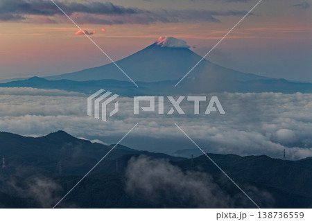 奥秩父・金峰山から見る黎明の富士山 奥秩父・金峰山から見る黎明の富士山 138736559