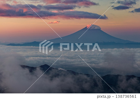 奥秩父・金峰山から見る黎明の富士山 138736561