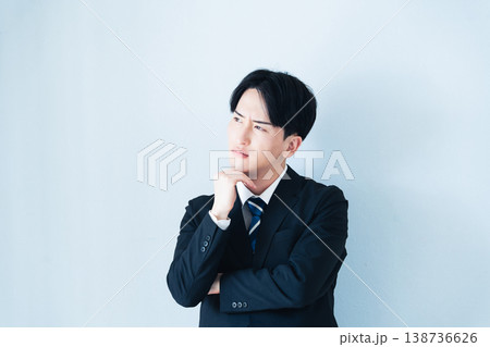 腕組みをして考えるビジネスマン 腕組みをして考えるビジネスマン 138736626
