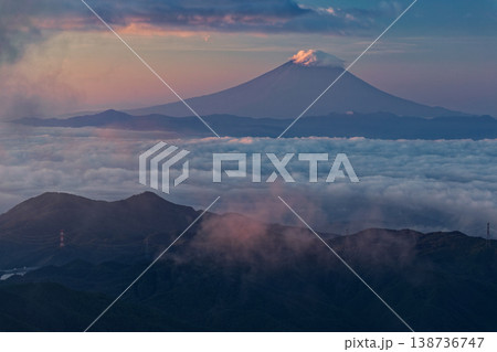 奥秩父・金峰山から見る朝焼けの富士山 138736747