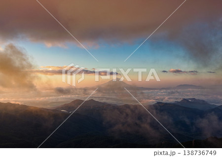 金峰山から見る朝焼け雲と富士山 138736749