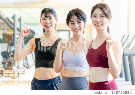 ダイエットに成功した女性 138736886