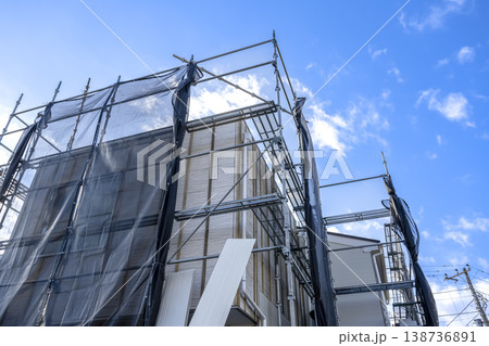 戸建て家屋の外壁修繕工事　外壁の重ね張り作業　外張り断熱リフォーム 138736891