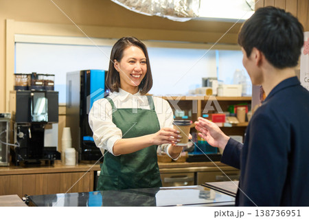 カフェでコーヒーを出す店員 138736951
