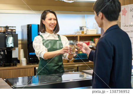 カフェでコーヒーを出す店員 138736952