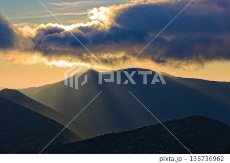 奥秩父・金峰山から見る朝日差す国師岳 138736962
