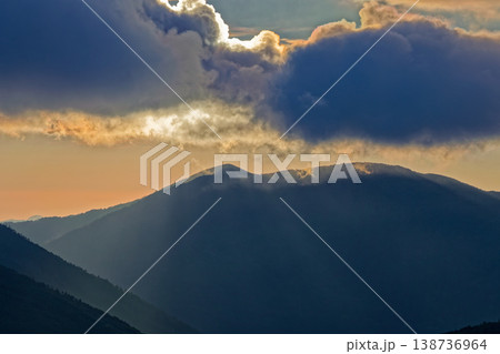 奥秩父・金峰山から見る朝日差す国師岳 奥秩父・金峰山から見る朝日差す国師岳 138736964