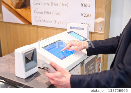 社内カフェのセルフレジでスマホ決済を利用する外資系企業のSEの手元 社内カフェのセルフレジでスマホ決済を利用する外資系企業のSEの手元 138736966