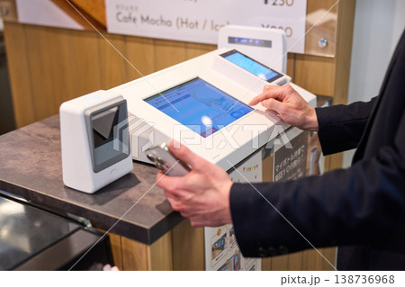 社内カフェのセルフレジでスマホ決済を利用する外資系企業のSEの手元 138736968