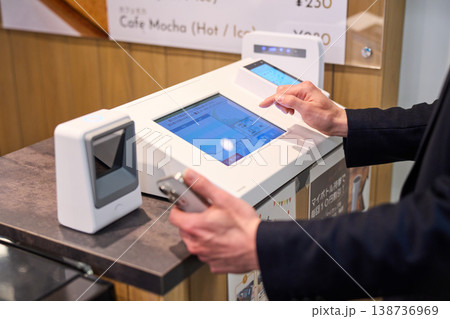 社内カフェのセルフレジでスマホ決済を利用する外資系企業のSEの手元 社内カフェのセルフレジでスマホ決済を利用する外資系企業のSEの手元 138736969