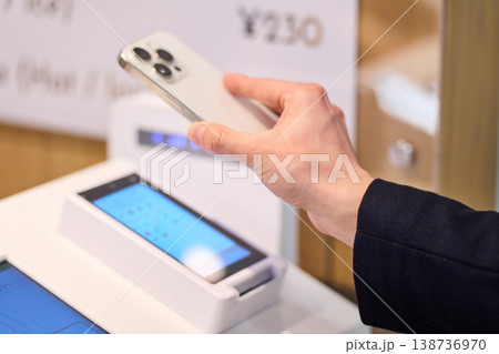 社内カフェのセルフレジでスマホ決済を利用する外資系企業のSEの手元 社内カフェのセルフレジでスマホ決済を利用する外資系企業のSEの手元 138736970