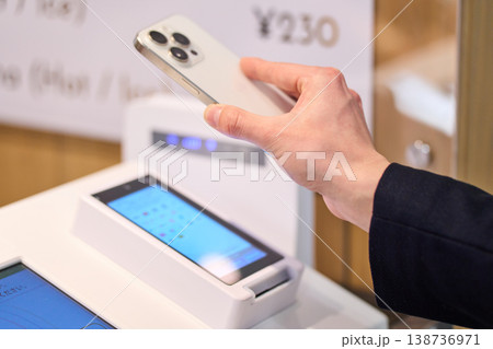社内カフェのセルフレジでスマホ決済を利用する外資系企業のSEの手元 社内カフェのセルフレジでスマホ決済を利用する外資系企業のSEの手元 138736971