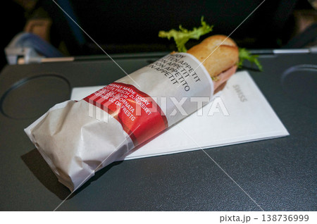 機内食として提供された紙袋に包まれたフランスパン風サンドイッチの先端部分 機内食として提供された紙袋に包まれたフランスパン風サンドイッチの先端部分 138736999