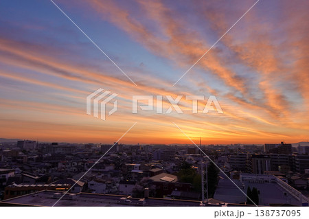 春の朝焼け・大阪の北摂方面の住宅地の眺め（2026年4月撮影） 138737095