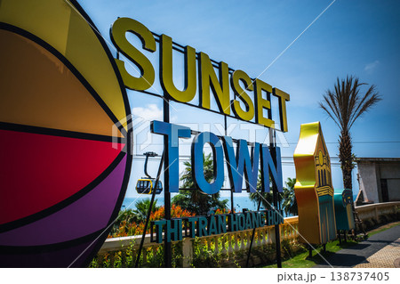 ロープウェイのゴンドラを背景にしたサンセットタウンの看板 138737405