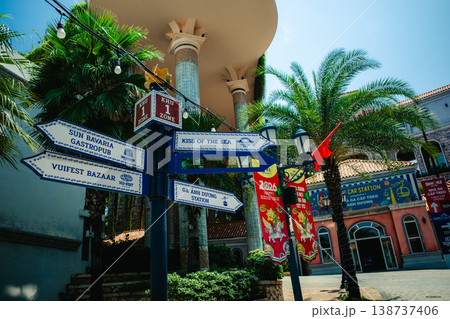 ヨーロッパ風の街並みに設置された案内標識とリゾートの風景 138737406