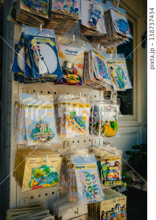ベトナム土産のマグネットが並ぶ店先。旅行・物販イメージ用 138737434